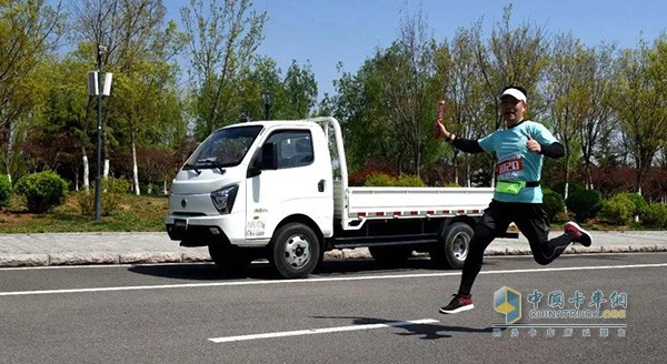 飛碟汽車(chē)與參賽選手合影