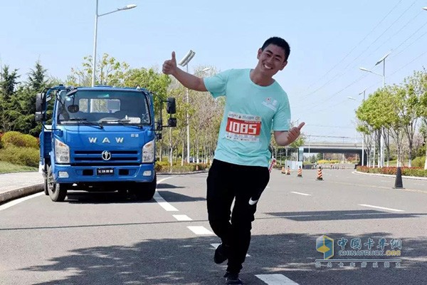 飛碟汽車(chē)與參賽選手合影