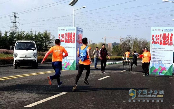 飛碟汽車(chē)與參賽選手合影