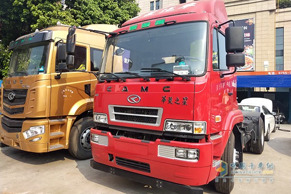 經(jīng)銷(xiāo)商展示用的華菱汽車(chē)