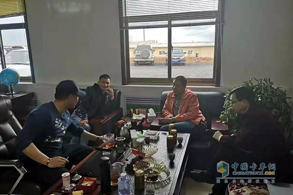 陜汽領(lǐng)導(dǎo)與客戶(hù)代表深入交談