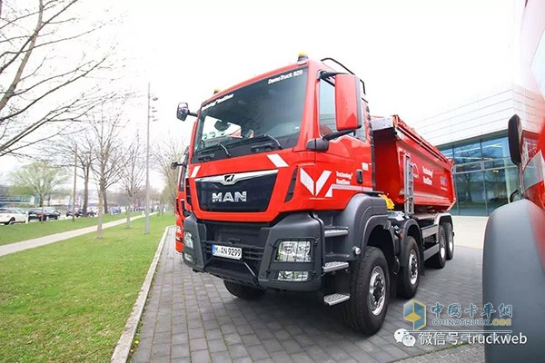 8x8驅(qū)動(dòng)的TGS自卸車