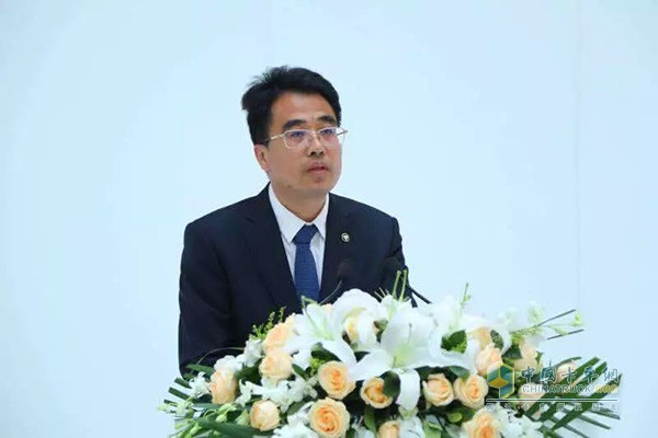 福田汽車副總經理、福田戴姆勒執(zhí)行副總裁張偉介紹“合約車”項目