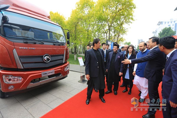 巴基斯坦總理一行在時(shí)代樣車前進(jìn)行合影