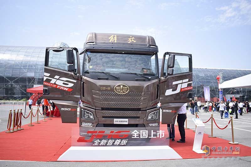 青島解放JH6 6X4智尊版高頂平地板 550馬力牽引車(chē)