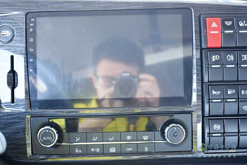 青島解放JH6 6X4智尊版高頂平地板 550馬力牽引車(chē)