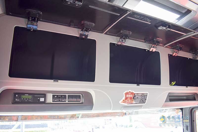 青島解放JH6 6X4智尊版高頂平地板 550馬力牽引車(chē)