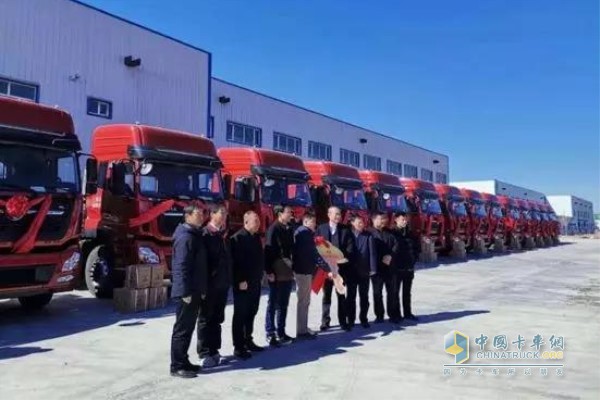 30臺匹配東風康明斯ISL9.5發(fā)動機的東風TF36烏魯木齊交車儀式
