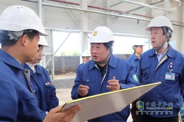 譚旭光來到濰柴大缸徑高端高速發(fā)動機項目建設(shè)現(xiàn)場