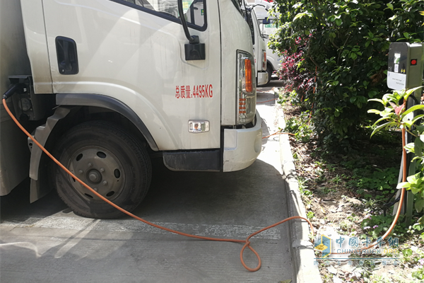 為了解決用戶用車的充電問題，蕪湖賽力公司建立了550伏充電樁，能夠同時滿足15臺輕卡快充
