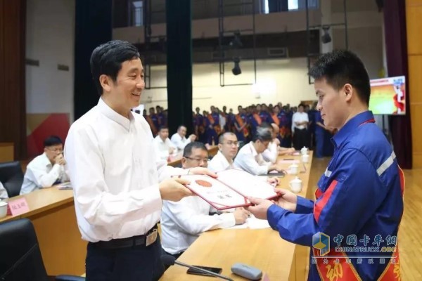 晏平為全國(guó)五一勞動(dòng)獎(jiǎng)?wù)芦@得者、鉗工高級(jí)技師丘德政頒獎(jiǎng)