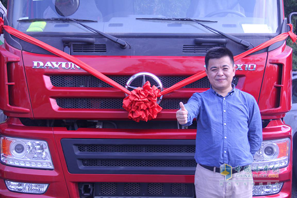 深圳市圳牛汽貿有限公司總經(jīng)理趙向勇同大運汽車合影