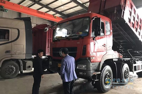 汪軍武與東風商用車動力總成工廠服務人員交流用車心得