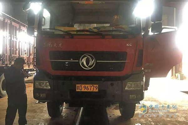 汪軍武的車在維修車間免費體檢，對需要保養(yǎng)的零部件進行保養(yǎng)