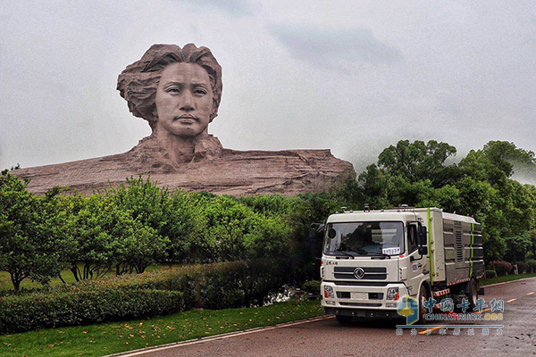 長(zhǎng)沙橘子洲開展東風(fēng)天錦自動(dòng)駕駛環(huán)衛(wèi)車試運(yùn)營(yíng)