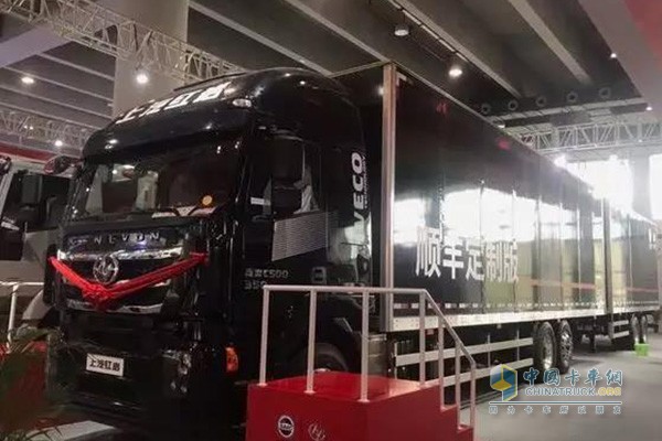 上汽紅巖中置軸貨運(yùn)列車