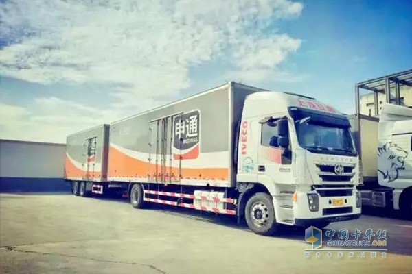 上汽紅巖中置軸貨運(yùn)列車申通定制版