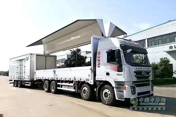 上汽紅巖中置軸貨運(yùn)列車