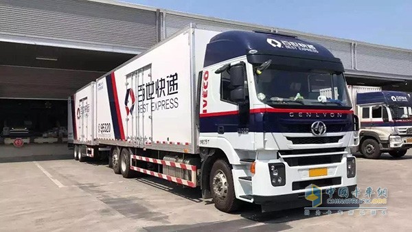 上汽紅巖中置軸貨運(yùn)列車百世快遞定制版