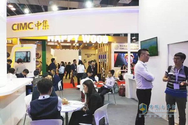 前來(lái)展位咨詢、閱讀聯(lián)合卡車資料的嘉賓絡(luò)繹不絕