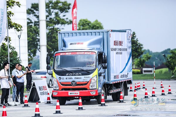 輕拉快跑·城配明星 賽事指定用車--奧鈴速運