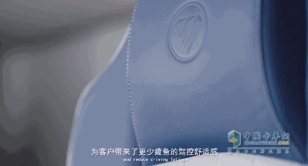 駕駛室采用了全新的配色、材質(zhì)