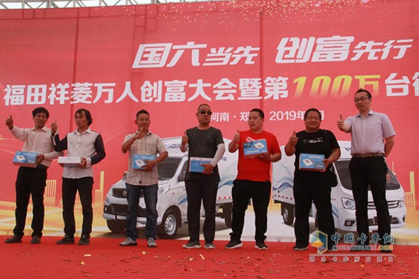 鄭州金寶汽車(chē)貿(mào)易服務(wù)有限公司總經(jīng)理陶暉先生為卡車(chē)司機(jī)送關(guān)愛(ài)