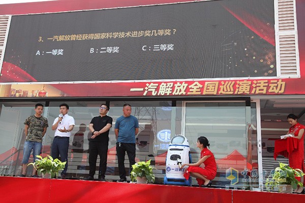 解放小胖機(jī)器人和卡友互動問答