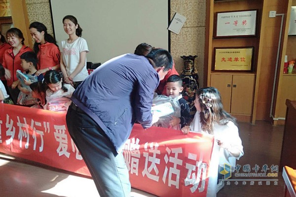 福田祥菱的殷殷希望便是讓鄉(xiāng)村的這些孩子們奮發(fā)向上，努力與感恩