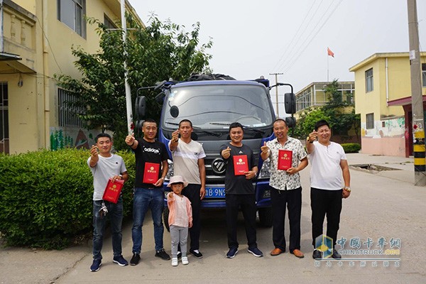 時(shí)代村--峽溝村的用戶們紛紛為時(shí)代汽車、為祖國比心