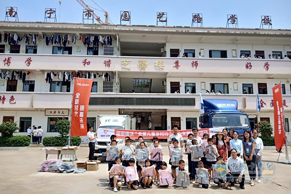時代汽車“關(guān)愛鄉(xiāng)村兒童行”車隊(duì)來到了南寧市園藝路學(xué)校