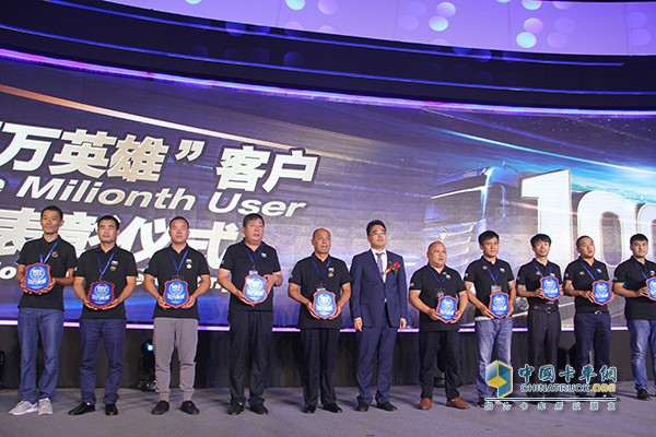 兩年前，王學才(左四)獲歐曼“百萬英雄”客戶稱號