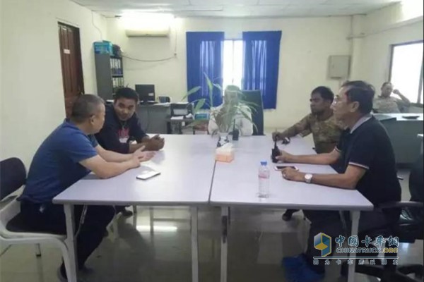 工作人員與客戶(hù)進(jìn)行溝通交流