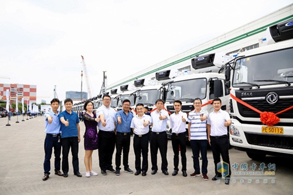 到訪嘉賓合影，共同為本次戰(zhàn)略合作交車活動點(diǎn)贊