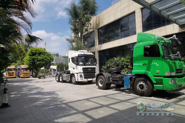 現(xiàn)場展示華菱之星港口牽引、漢馬H9長途干線牽引車