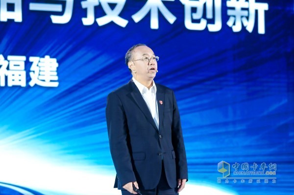 一汽解放商用車開發(fā)院副院長(zhǎng)、解放發(fā)動(dòng)機(jī)事業(yè)部副總經(jīng)理侯福建介紹國(guó)六產(chǎn)品和技術(shù)