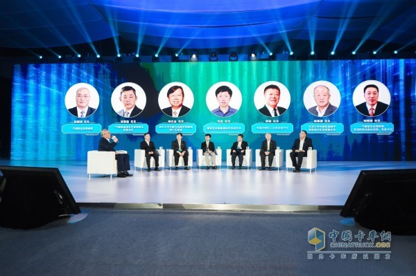 舉行了高峰論壇深入探討了一汽解放國(guó)六產(chǎn)品和技術(shù)的獨(dú)創(chuàng)性、領(lǐng)先性
