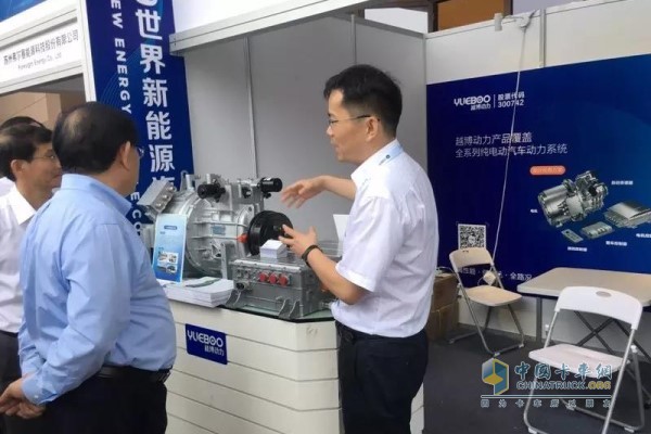 全國政協(xié)副主席、中國科學技術協(xié)會主席萬鋼到越博動力展位視察