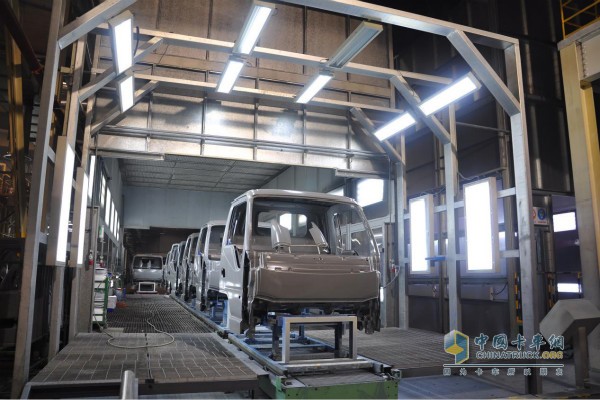 涂改車間實(shí)現(xiàn)涂裝全程自動化