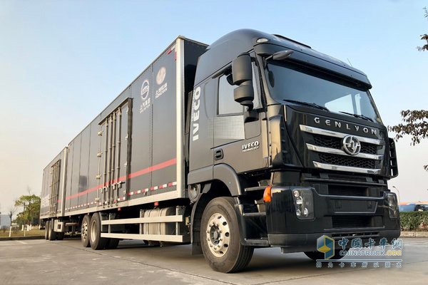上汽紅巖中置軸貨運(yùn)車(chē)
