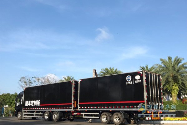 上汽紅巖中置軸貨運(yùn)車(chē)助力順風(fēng)快遞