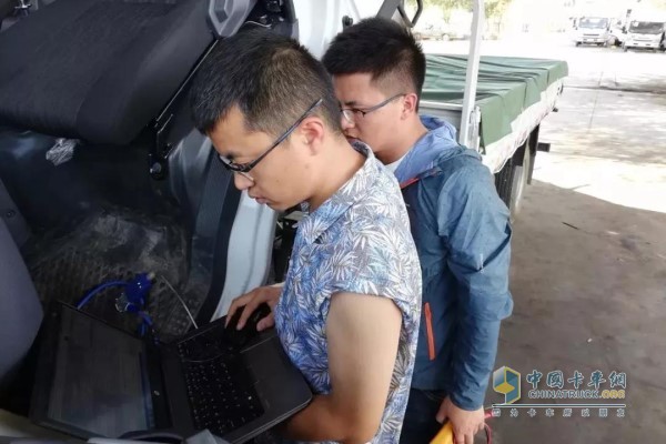 標定人員帶領上柴動力“發(fā)動機部隊”正在滾滾熱浪中經歷考驗