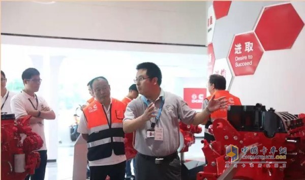 技術(shù)人員正在為客戶講解Z14國六發(fā)動機(jī)技術(shù)特點