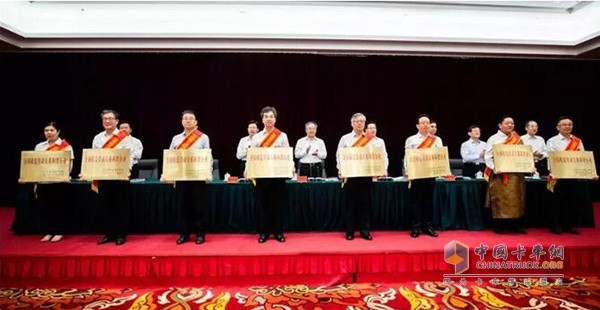 法士特黨委副書記、工會(huì)主席陳兵代表企業(yè)上臺(tái)領(lǐng)獎(jiǎng)