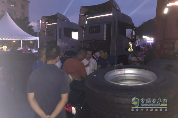 夜場看車，定制夜光車貼格外搶眼