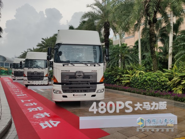 搭載原裝進(jìn)口日野480馬力發(fā)動機(jī)的大馬力版牽引車