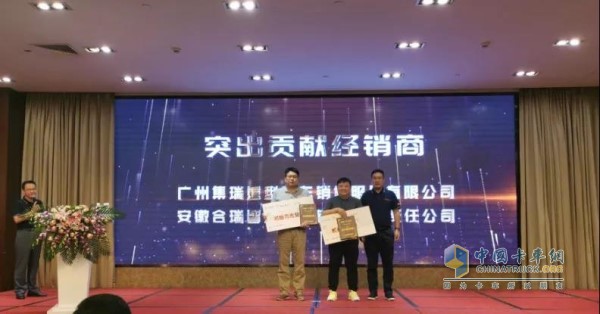 中集聯(lián)合卡車常務(wù)副總經(jīng)理常紹民為“突出貢獻(xiàn)經(jīng)銷商”頒獎(jiǎng)
