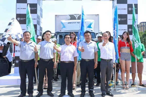 福田奧鈴事業(yè)部營(yíng)銷副總裁、營(yíng)銷公司總經(jīng)理王玉剛和眾多客戶代表宣布開(kāi)賽