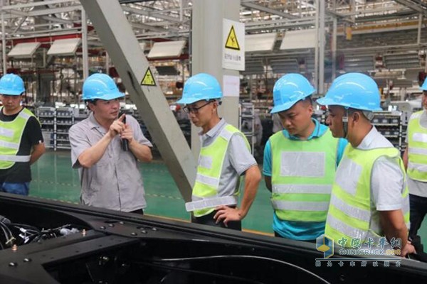 參觀華菱重卡生產(chǎn)車(chē)間