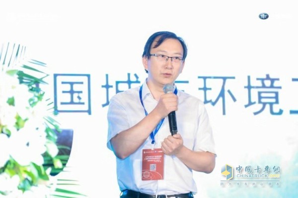 中國(guó)城市環(huán)境衛(wèi)生協(xié)會(huì)副會(huì)長(zhǎng)、秘書(shū)長(zhǎng)劉晶昊致辭